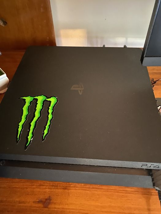 PS4 1 TB (2 controllers and 3 games already included)64750654191363120