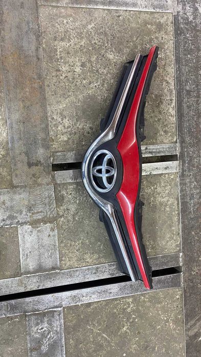 решетка  toyota yaris 2016