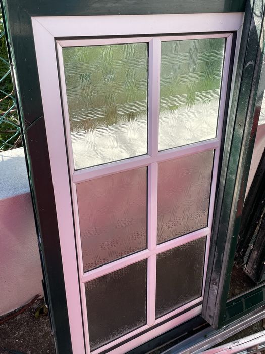 Sacada e janelas de aluminio, com vidro simples.