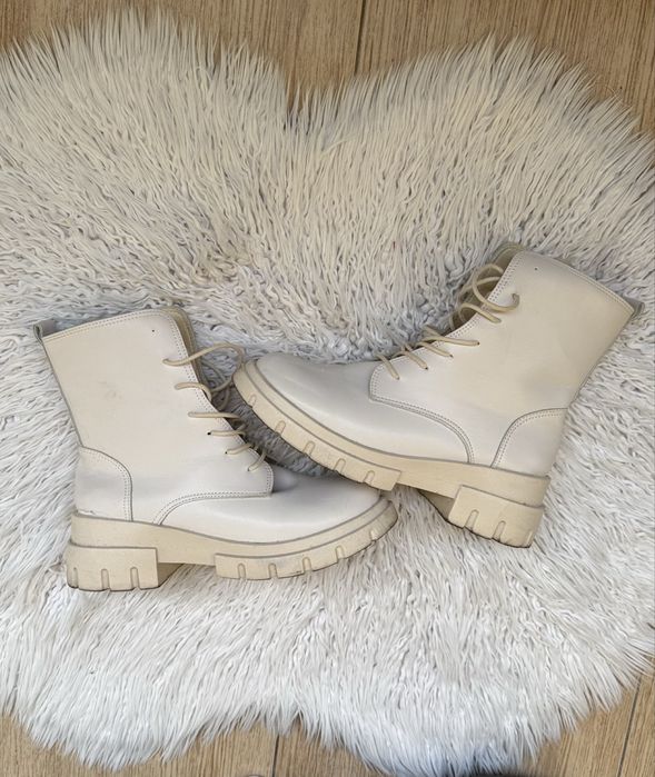 Białe kremowe buty wysokie botki trapery 38