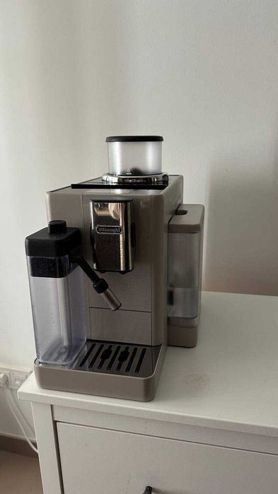 Máquina de café De'Longhi Rivelia EXAM440.55.BG
