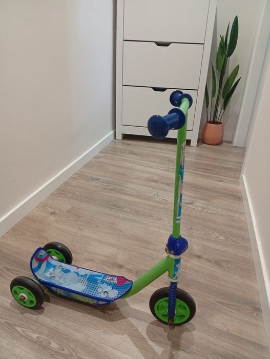 Trotinete infantil de três rodas