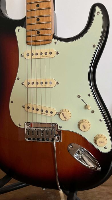 Fender Player Plus Stratocaster, Maple Fingerboard, 3-Color Sunburst