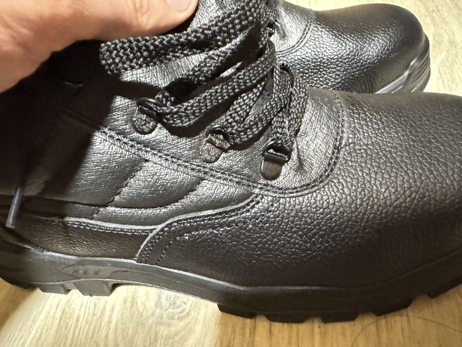 Робоче взуття великого розміру