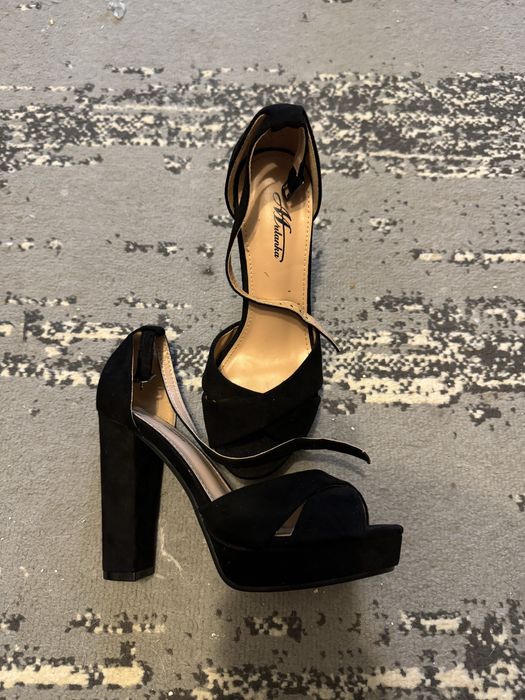 Жіночі чорні босоніжки на високому стійкому каблуку з платформою