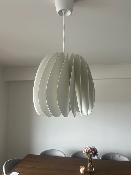 Candeeiro suspenso ikea SKYMNINGEN (inclui lampada + kit de cabos). Branco como novo.