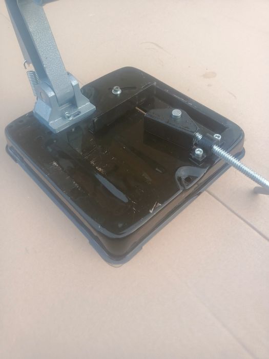 Mocowanie szlifierki katowej stół