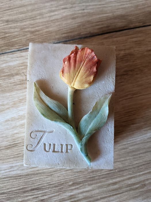 Szkatułka z tulipanem