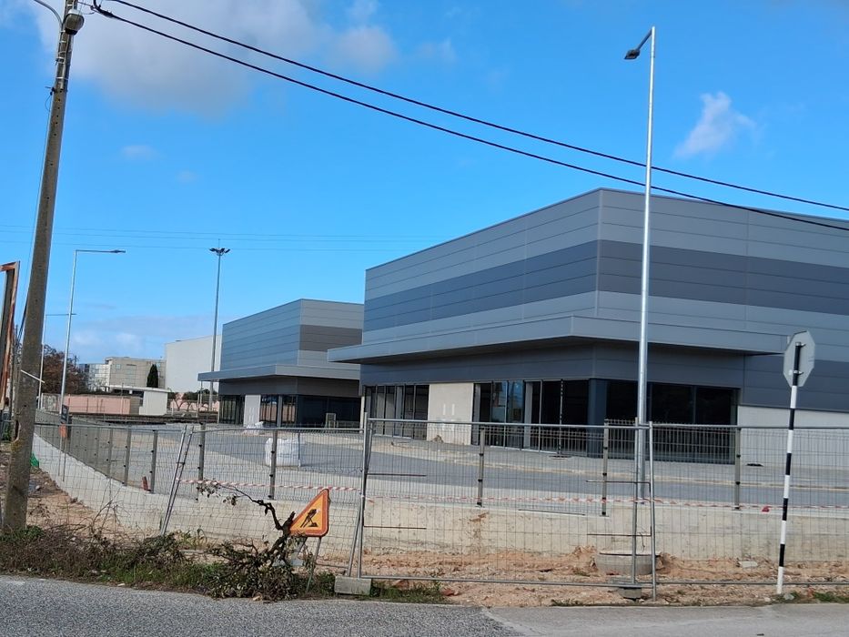 Lojas na zona comercial do Montijo