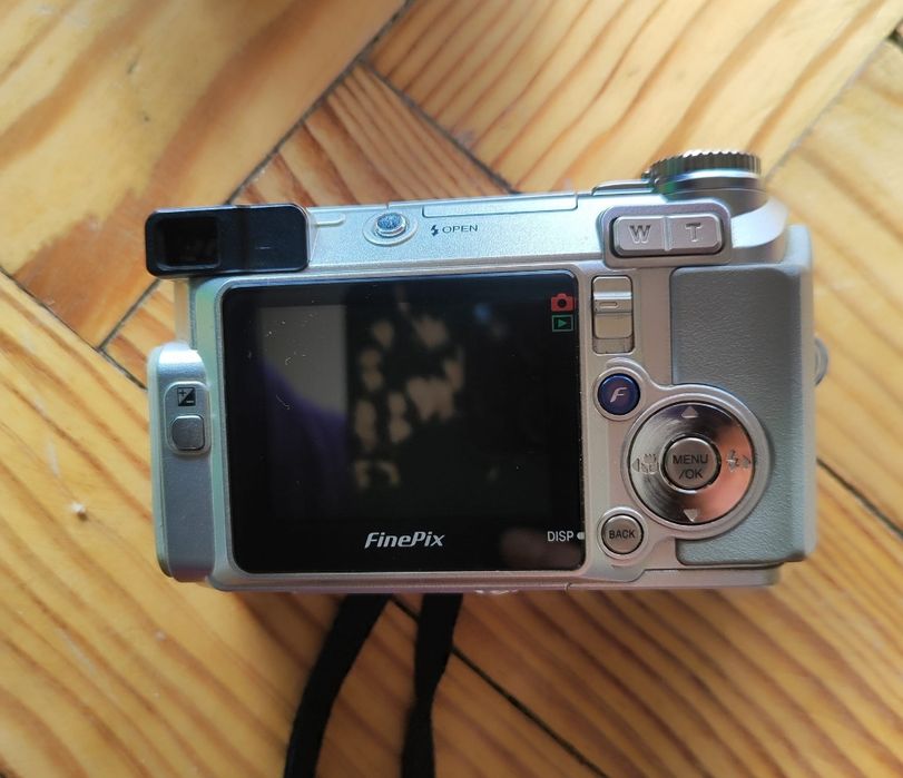 Máquina fotográfica Fujifilm.