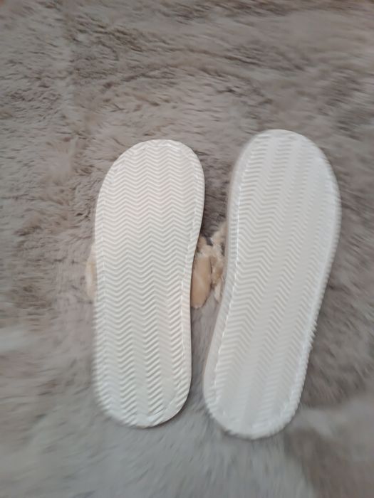 Kapcie beżowe futrzane