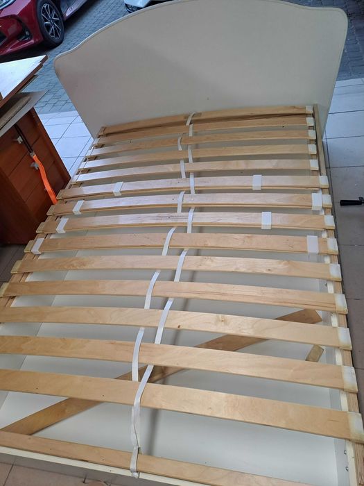 Łóżko 140 x 200 ze stelażem i zagłówkiem oddam za darmo