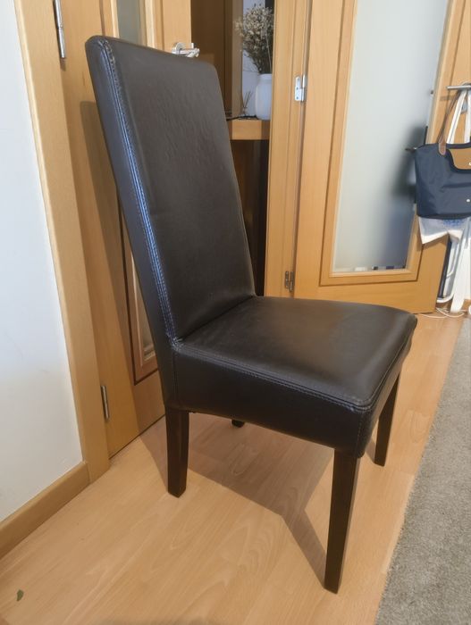 Conjunto de seis cadeiras de mesa de jantar em madeira maciça com assento em pele  wengue