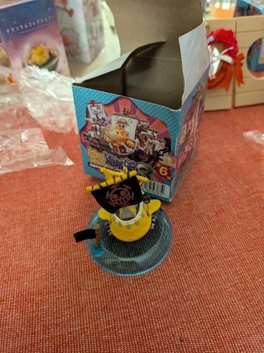 Figuras gacha (One Piece, Pokémon)