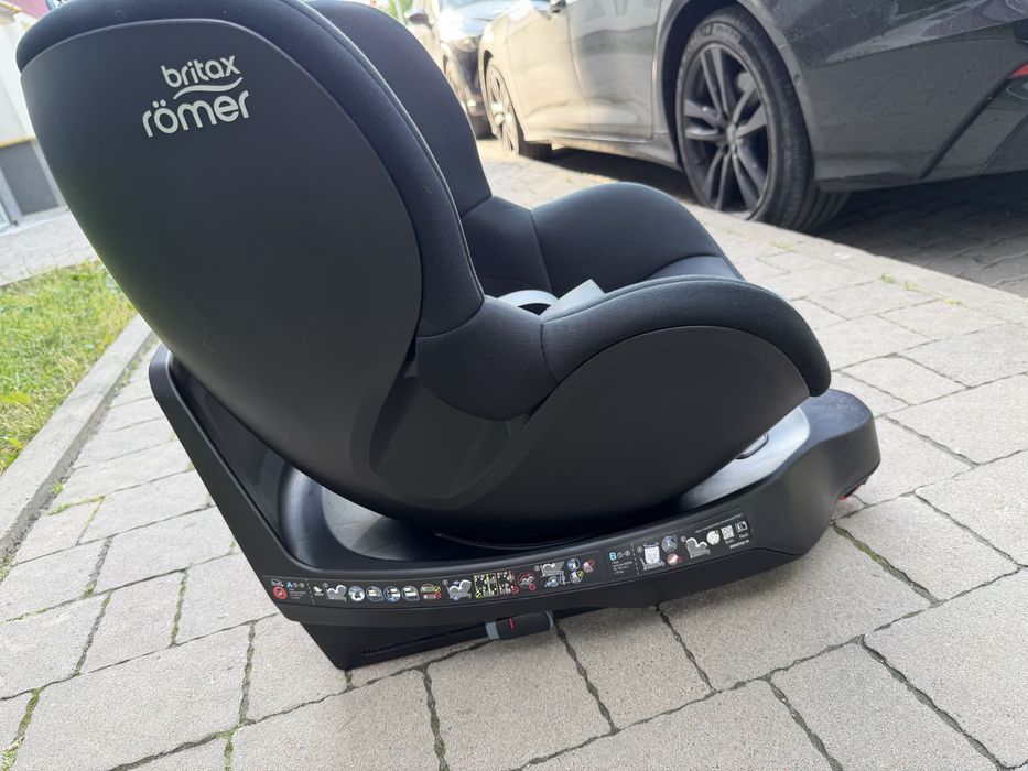Britax Römer Dualfix M i-Size (поворотне 360° автокрісло з ISOFIX)