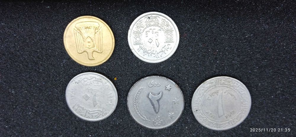 Різні монети на продаж