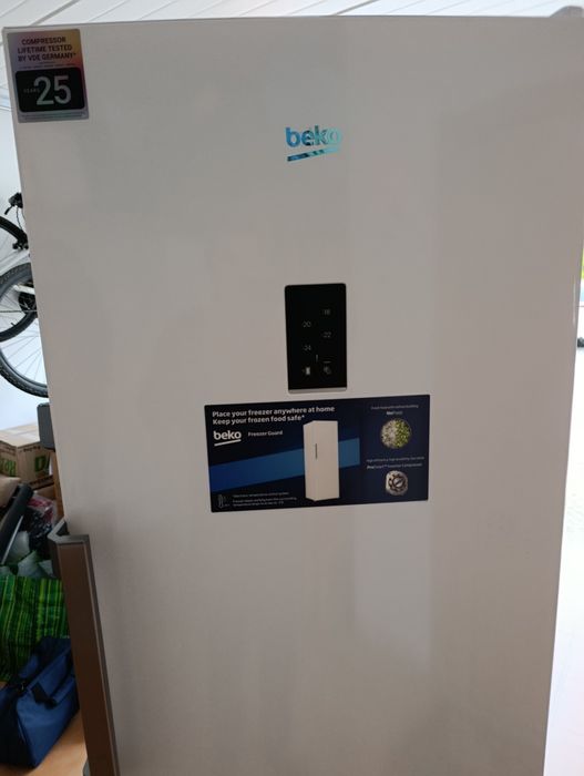 Arca congeladora vertical Beko 286l