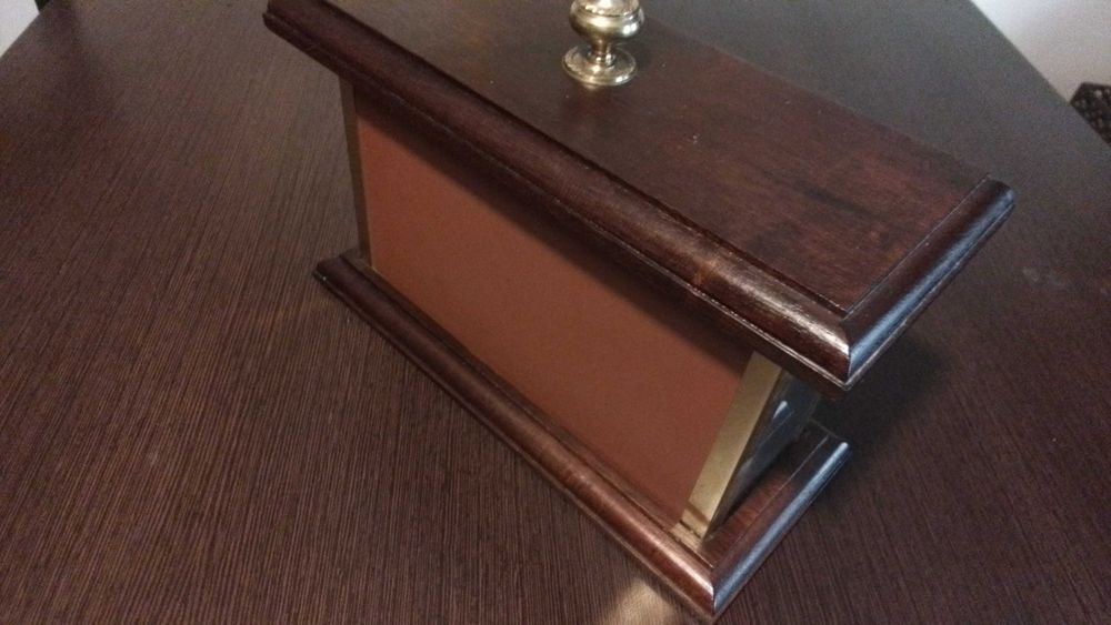 Miniatura de barco em cristal, com expositor em madeira