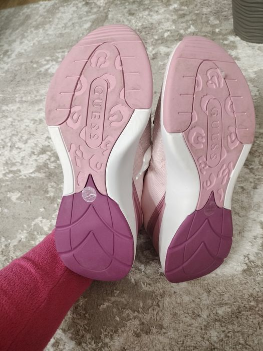 Продам кросівки guess