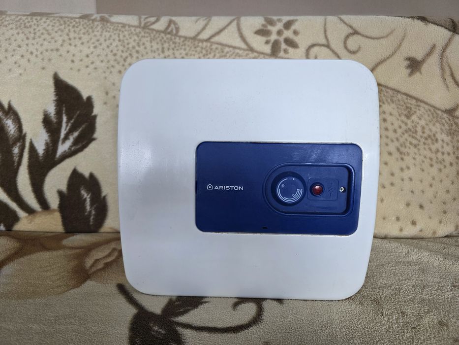 Продам водонагреватель Ariston (15 литров) (Течет)