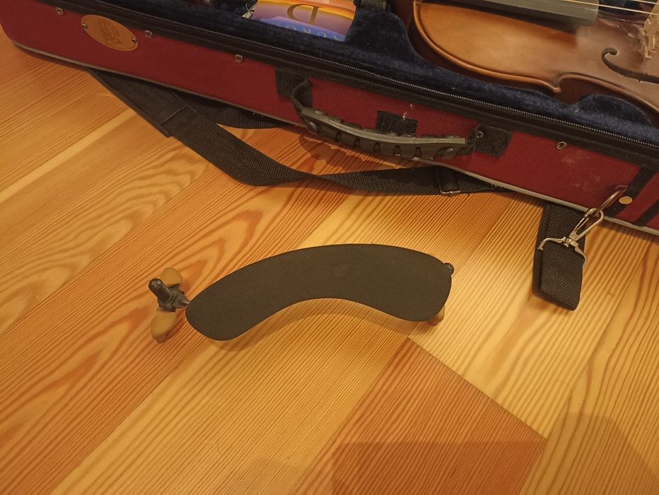 Full-Size Violin (4/4) with Rosin and Extra Strings Included, Plus Shoulder Rest64174426081410122