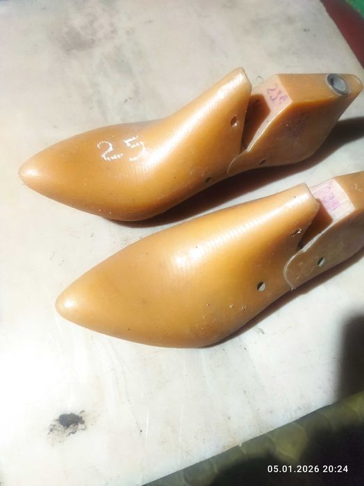 Обувные колодки для пошива обуви.