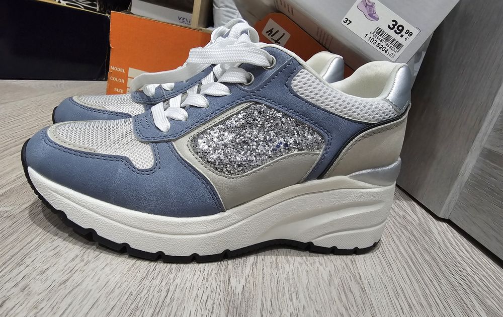 Продам нові кросівки Venice