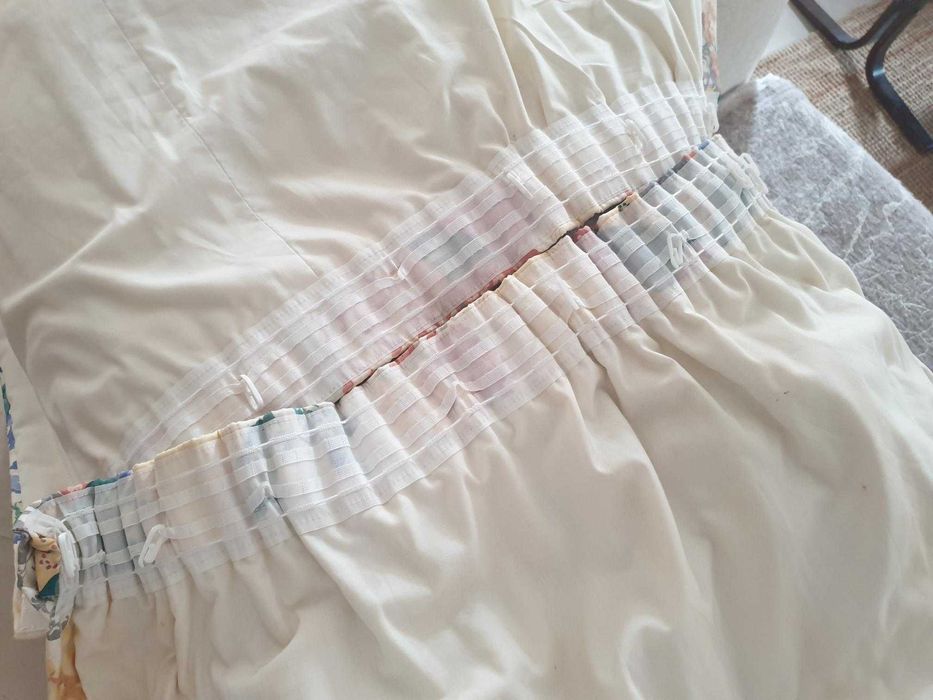 cortinados floridos e colcha