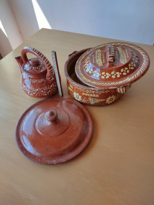 Conjunto de loiça antiga em cerâmica.