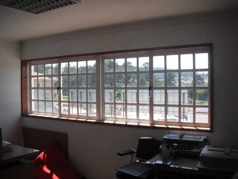 Armazem com escritorios, balnearios, e wcs