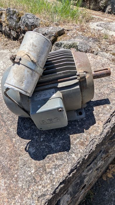 Motor elétrico trifásico AEG 2CV