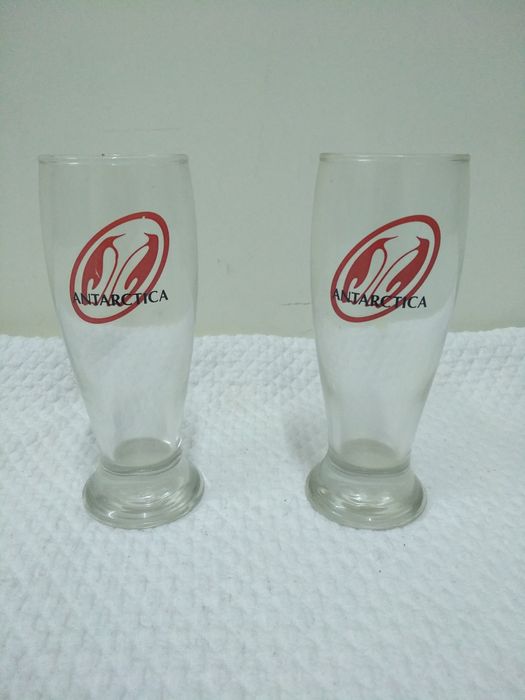 Grande variedade de copos com publicidade para coleção