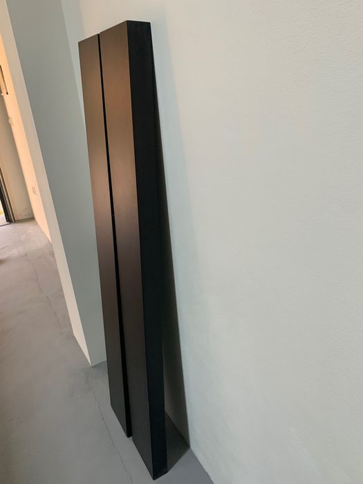 Estantes de parede em madeira maciça