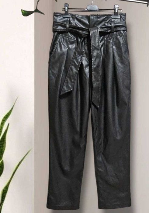 Черные брюки с защипами из эко кожи утепленные Warehouse