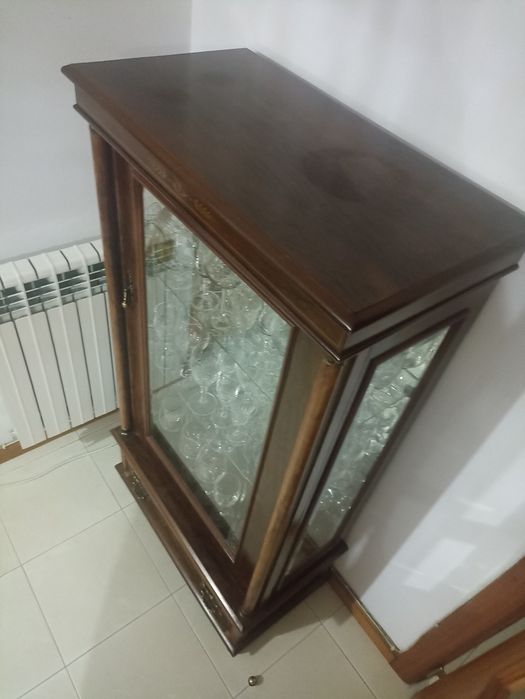 Cristaleira em madeira e vidro