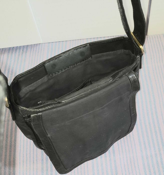 Bolsa de ombro em pele.