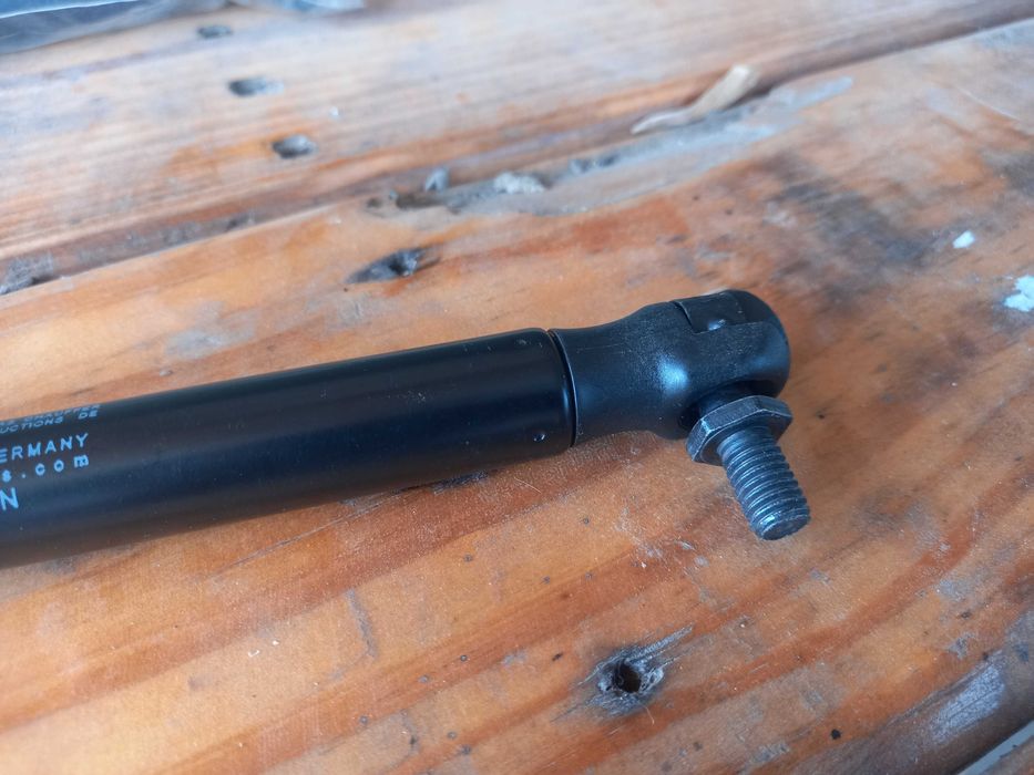 Амортизатор газовий капоту Fendt, арт. № X800420487000