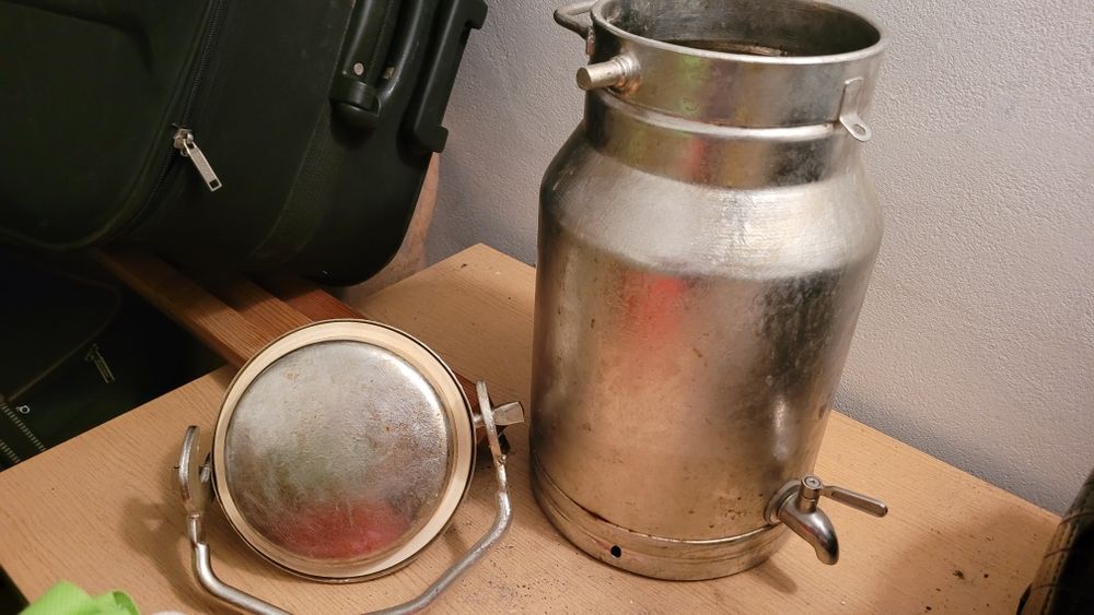 Banka  z kranem  na spożywcze cele