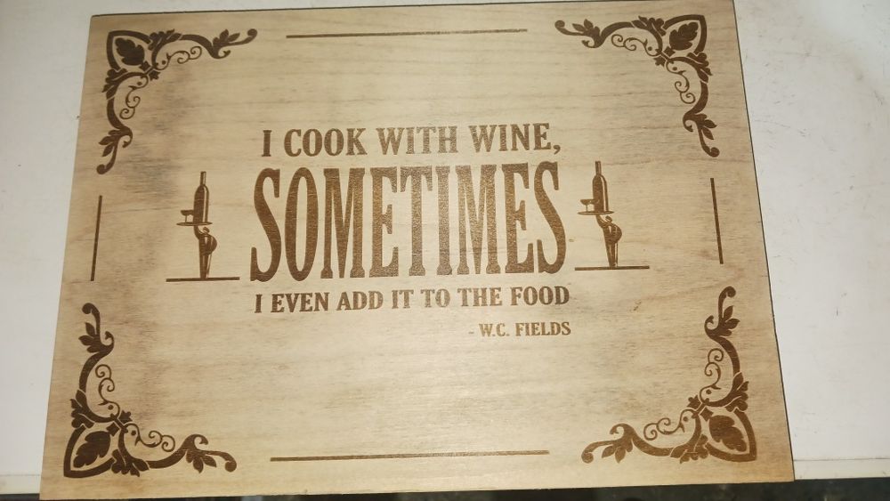 Placa gravada com tema" vinho e comida " muito decorativa .