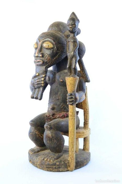 Figura masculina Baule/Baoulé sentada, em madeira – Costa do Marfim