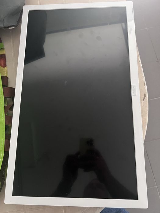 Tv philips 24 polegadas 12v para peças( ecra avariado)