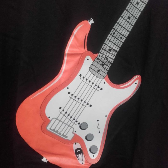 T-shirt Homem Preta com Estampa Rock.