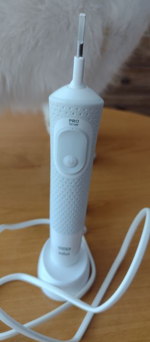 Elektryczna szczoteczka do zębów Oral-B +końcówka do szczoteczki