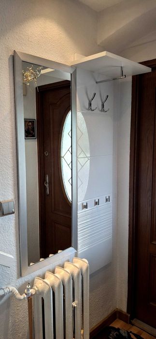 Wieszak z lustrem do przedpokoju.