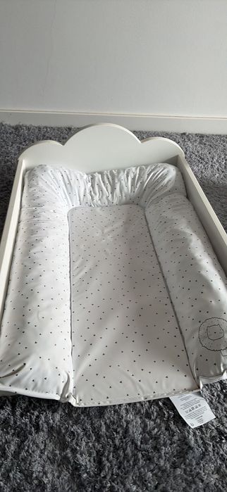 Muda fraldas com colchão e estante em forma de nuvem
