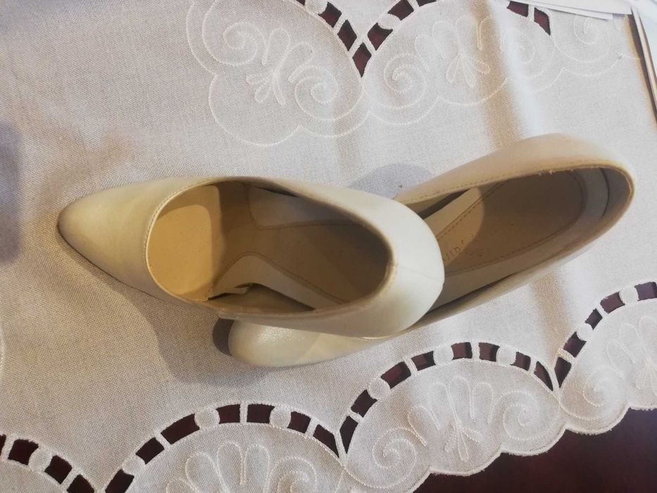 Buty czółenka rozmiar 35 kolor kremowo-perłowy