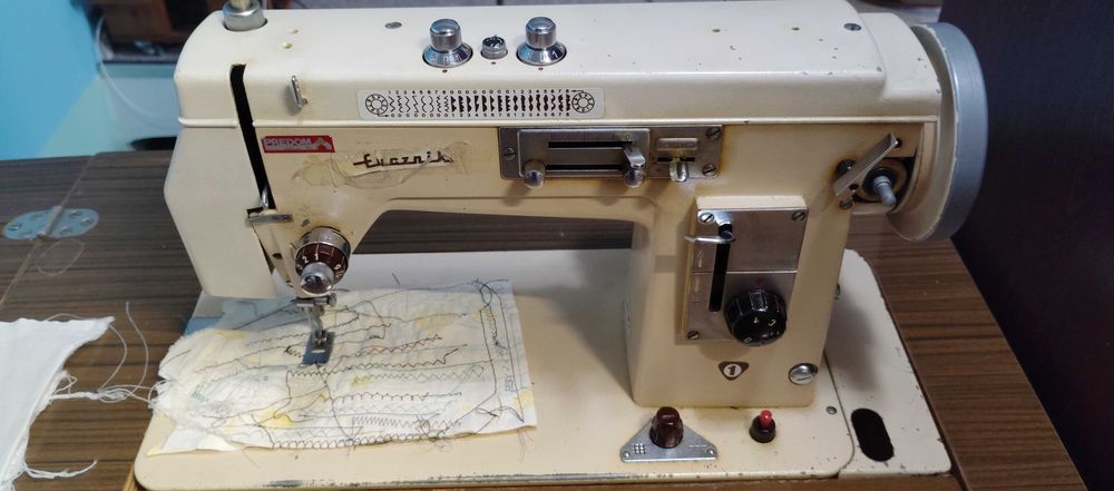 maszyna do szycia łucznik 436 z szawką  stan igła