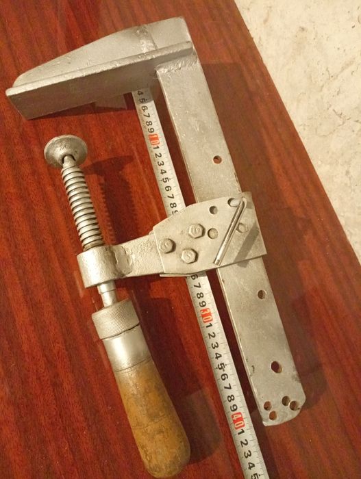 Затискач струпцина.