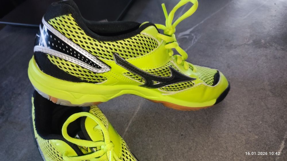 Продам кросівки Mizuno wave 4 twister