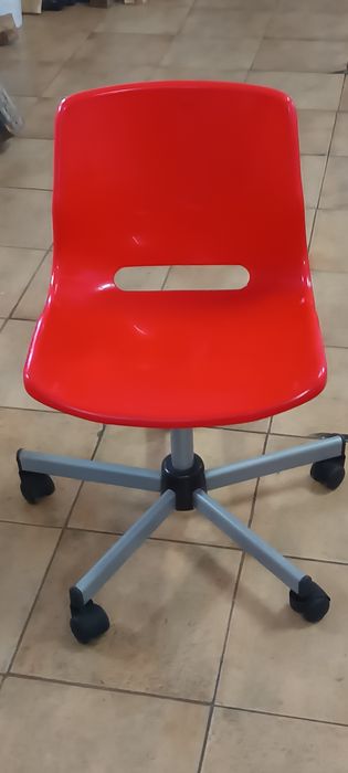 3 Cadeiras plásticas,com rodas ,pouco uso.